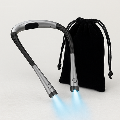 De neklamp met opbergzakje erbij en het licht aan