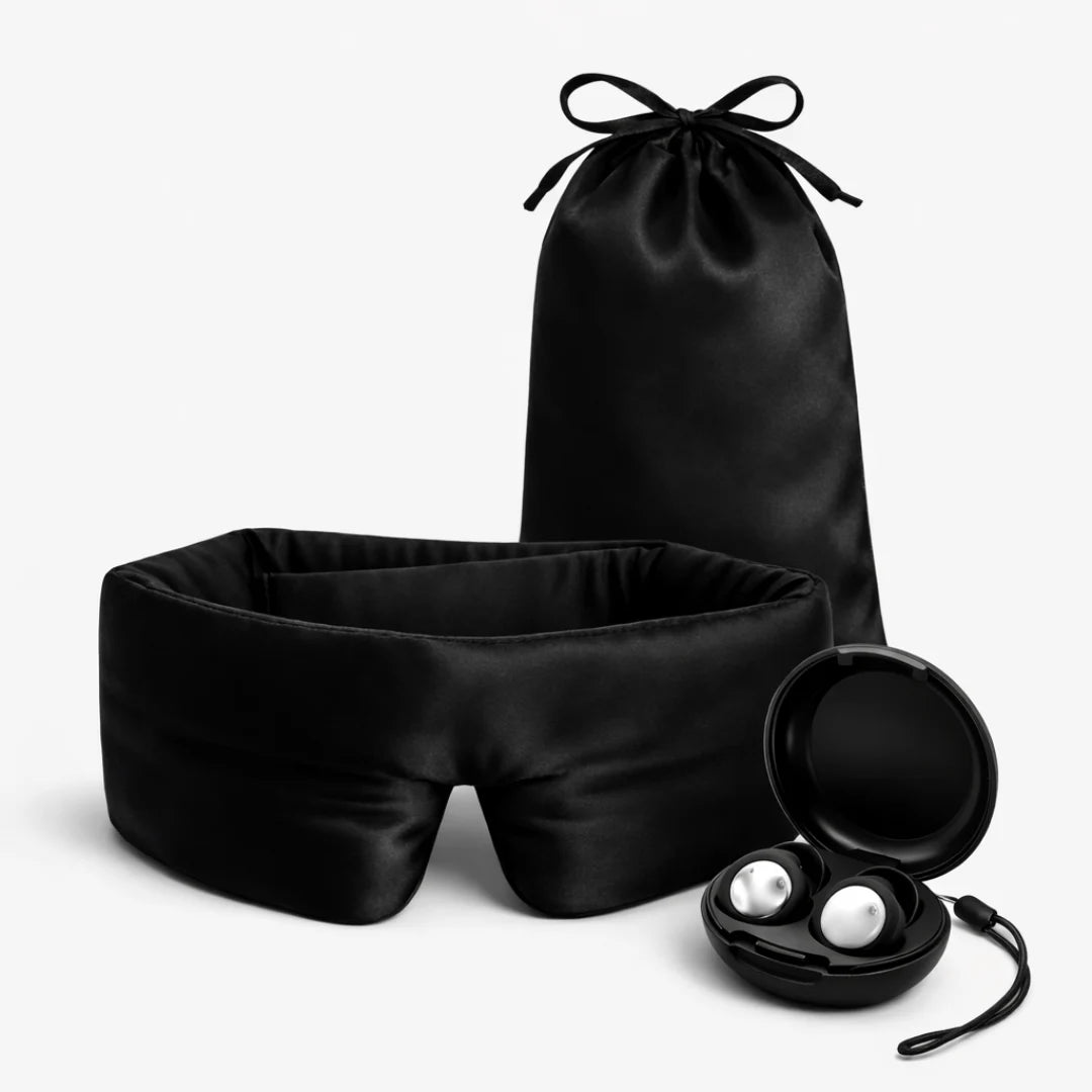 Zwart zijden slaapmasker en zwarte oordoppen op witte achtergrond