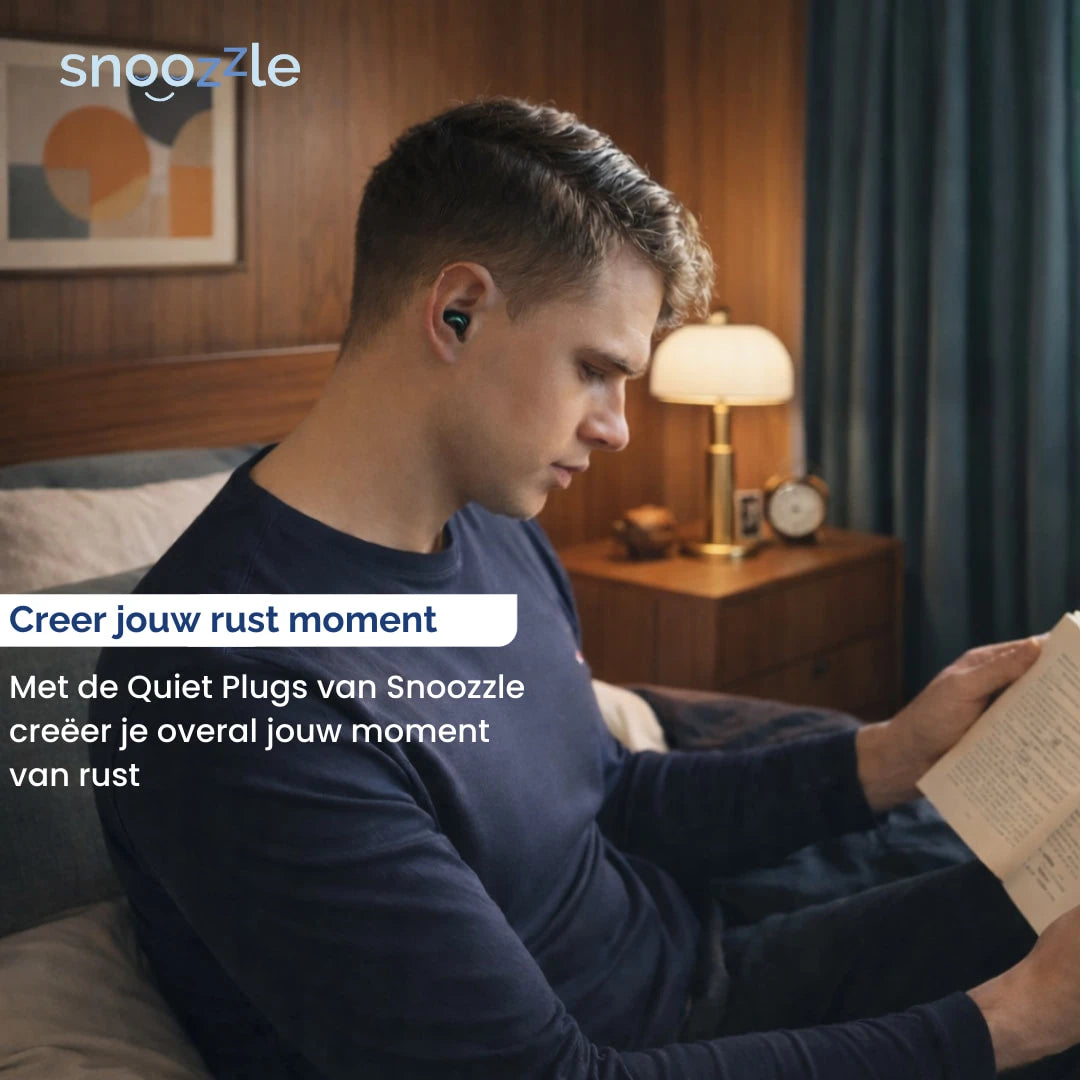 Oordopjes slapen blauw in oor man die aan het lezen is