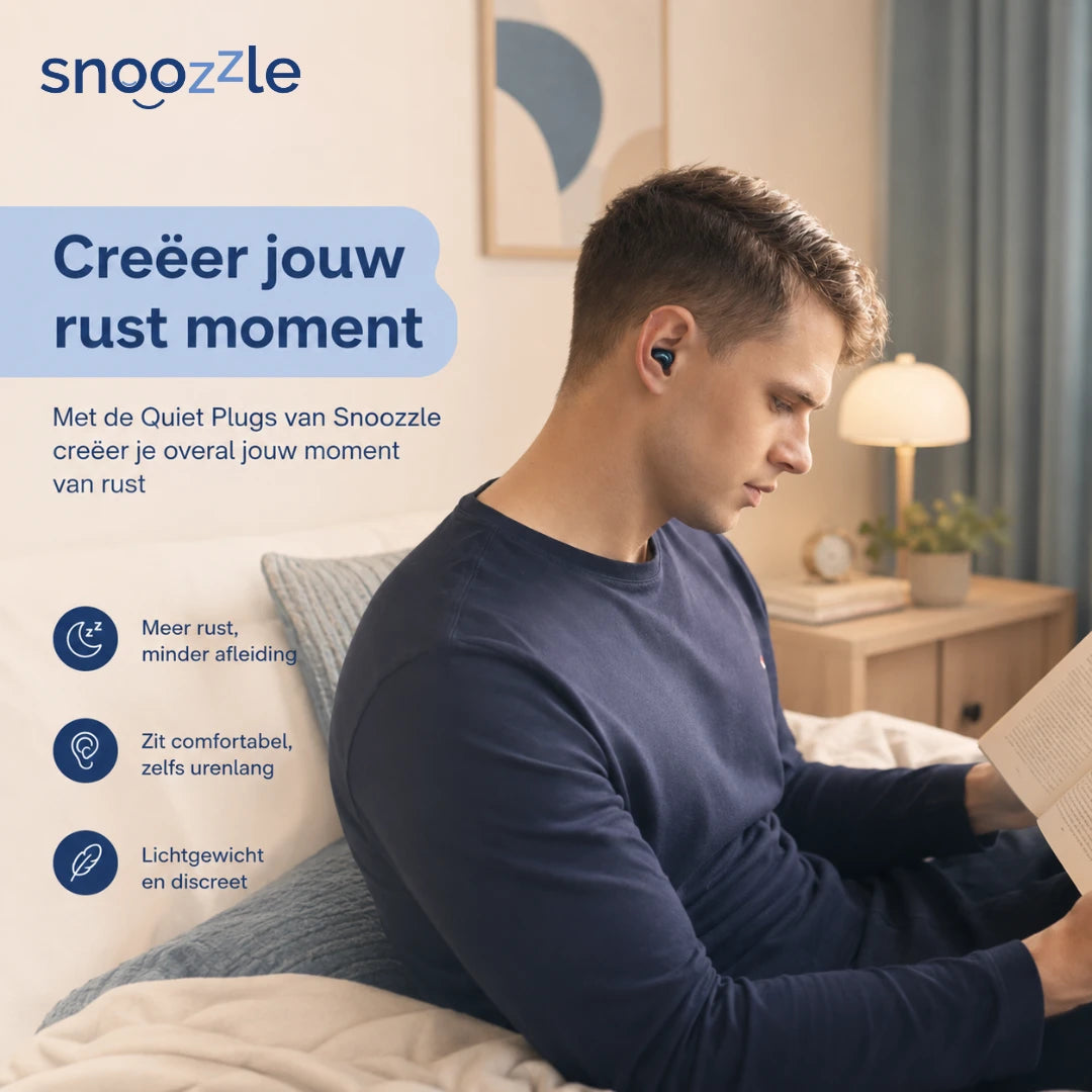 Oordopjes slapen blauw in oor man die aan het lezen is