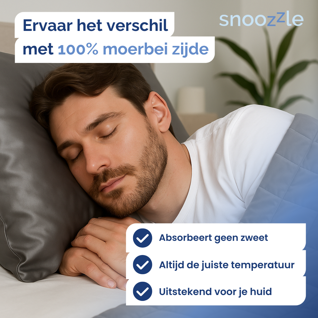 Man die op een zijden kussensloop ligt te slapen