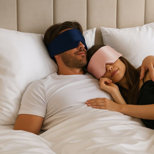 Man en vrouw met zijden slaapmasker in bed met zijden kussensloop