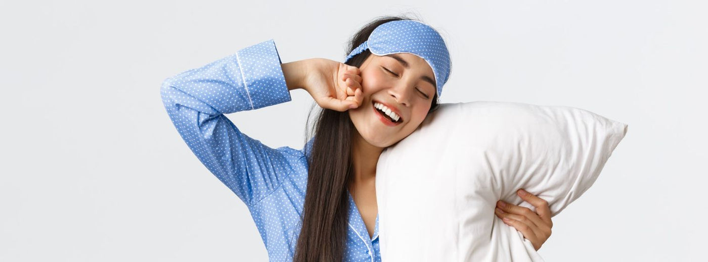 Vrouw aan het gapen met kussen in haar hand