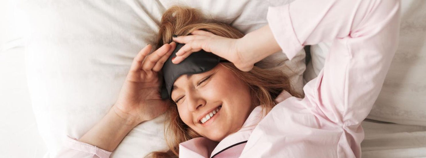 Vrouw met glimlach in bed