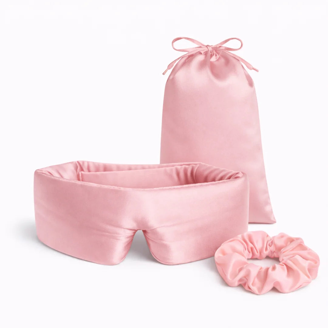 Vooraanzicht van zijden bundel roze scrunchie en roze slaapmasker, inclusief bijpassend zakje