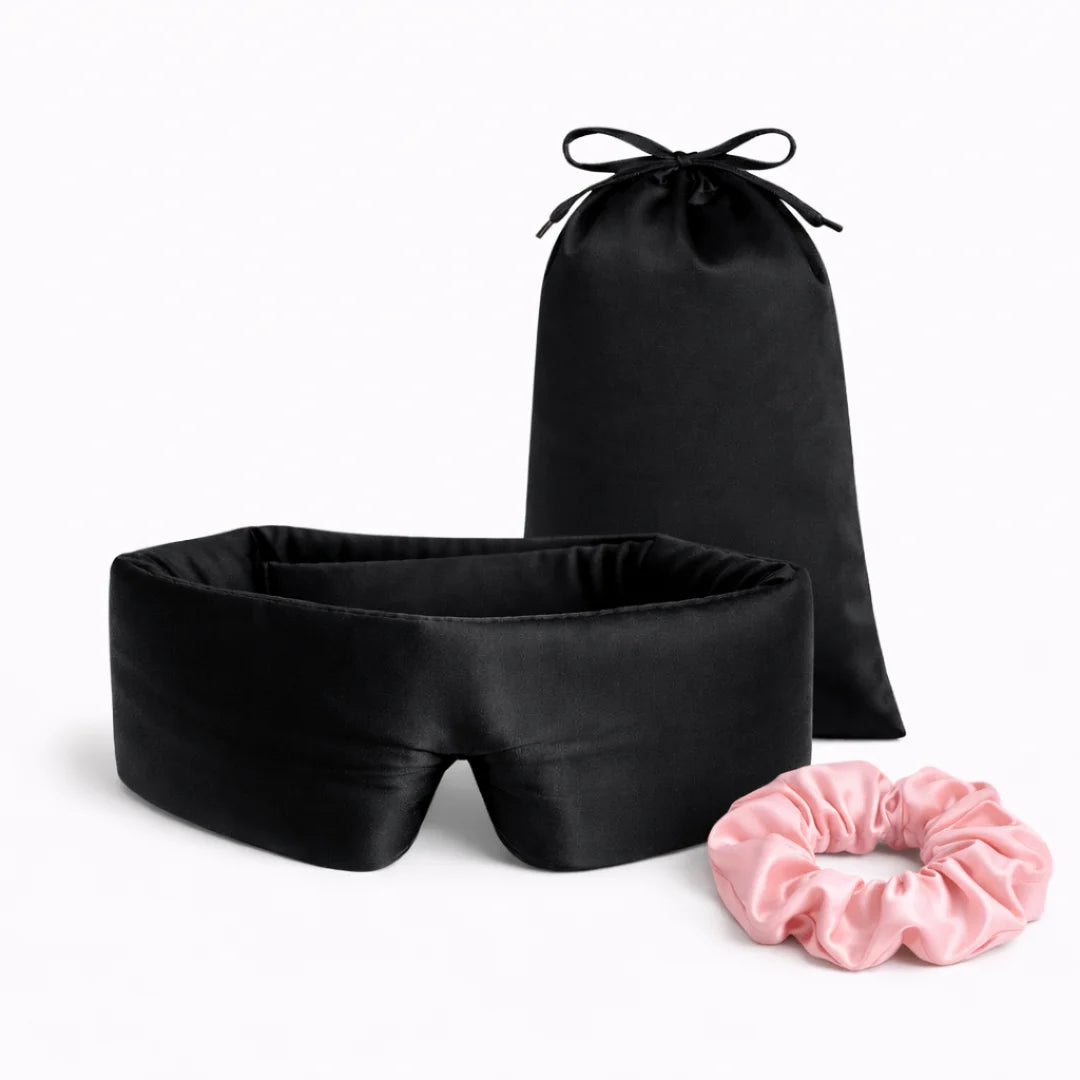Vooraanzicht van zijden bundel roze scrunchie en zwarte slaapmasker, inclusief bijpassend zakje