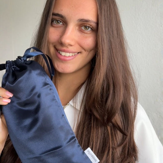 Klant met zijden slaapmasker van Snoozzle in haar handen