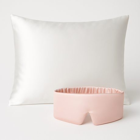Zijden kussensloop in het wit en zijden slaapmasker in het roze