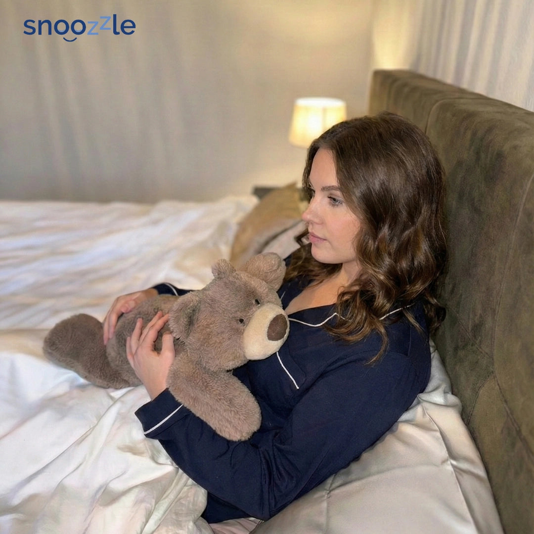 Vrouw met verzwaringsknuffel in bed