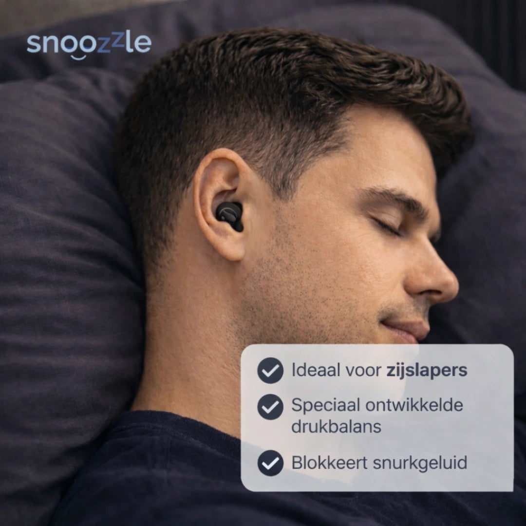 Oordopjes slapen zwart in oren van man