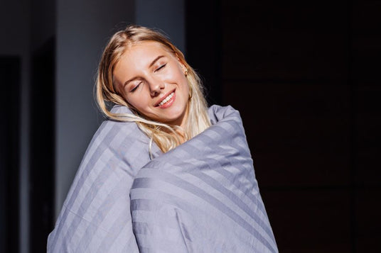 Vrouw die uitgerust wakker is geworden en glimlacht