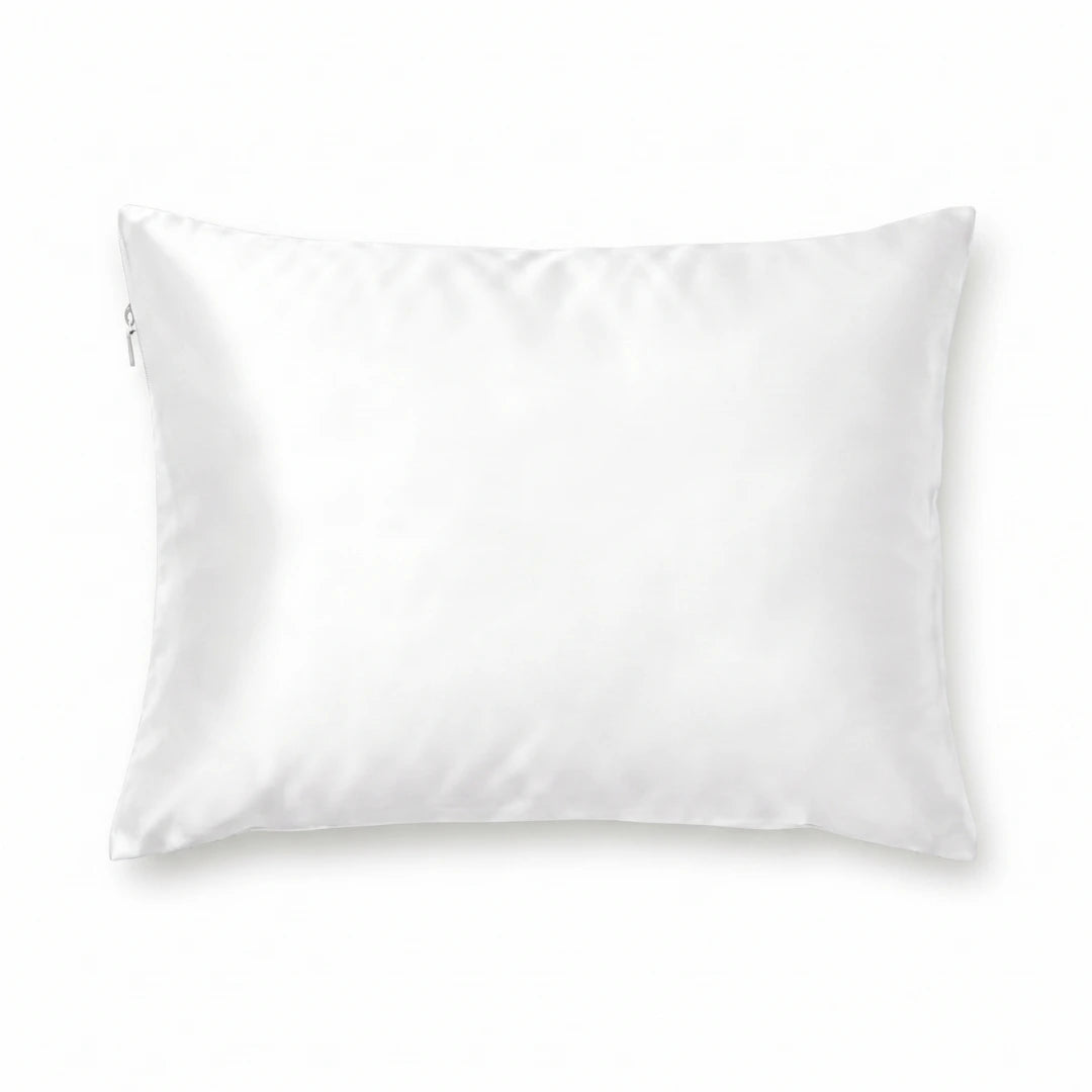 Wit zijden kussensloop op studioachtergrond