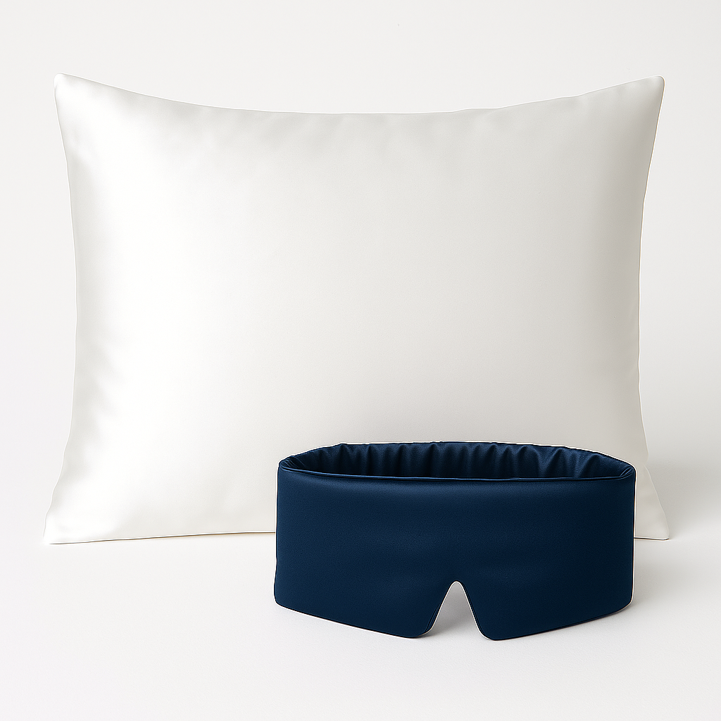 Zijden kussensloop wit en zijden slaapmasker blauw van Snoozzle