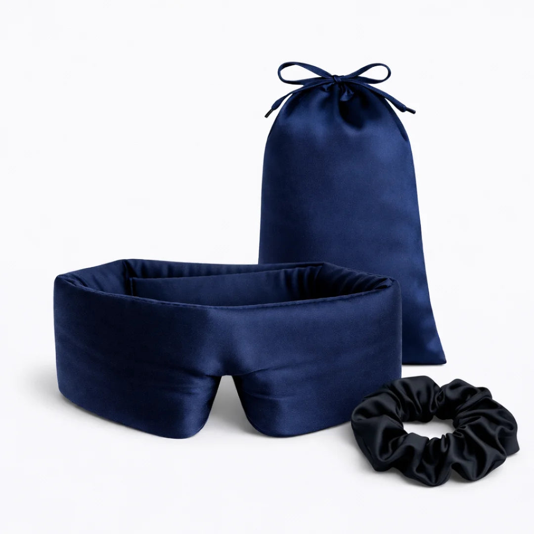 Vooraanzicht van zijden bundel zwarte scrunchie en blauwe slaapmasker, inclusief bijpassend zakje