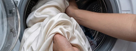 Zijde wassen en onderhouden: zo houd je jouw slaapmasker of kussensloop jarenlang mooi