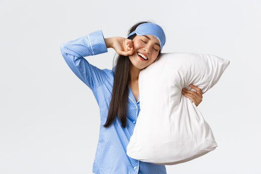 Vrouw die aan het glimlachen is na een nacht beter slapen