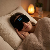Vrouw met Bluetooth slaapmasker op