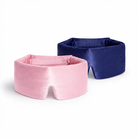 Product foto roze en blauwe zijden slaapmasker op witte achtergrond