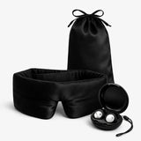 Zwart zijden slaapmasker en zwarte oordoppen op witte achtergrond