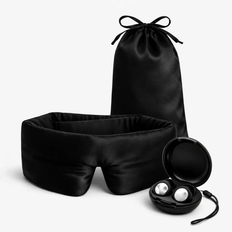 Zwart zijden slaapmasker en zwarte oordoppen op witte achtergrond