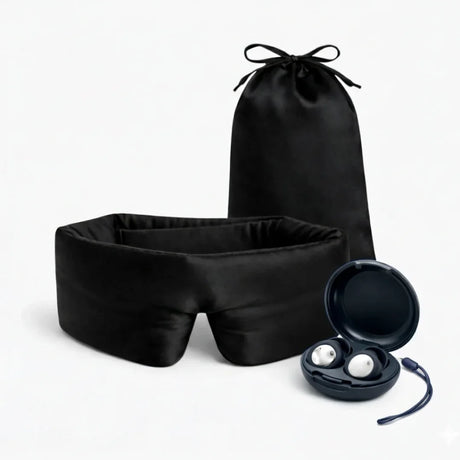 Zwart zijden slaapmasker en blauwe oordoppen op witte achtergrond