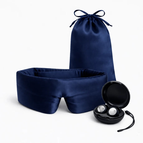 Blauw zijden slaapmasker en zwarte oordoppen op witte achtergrond