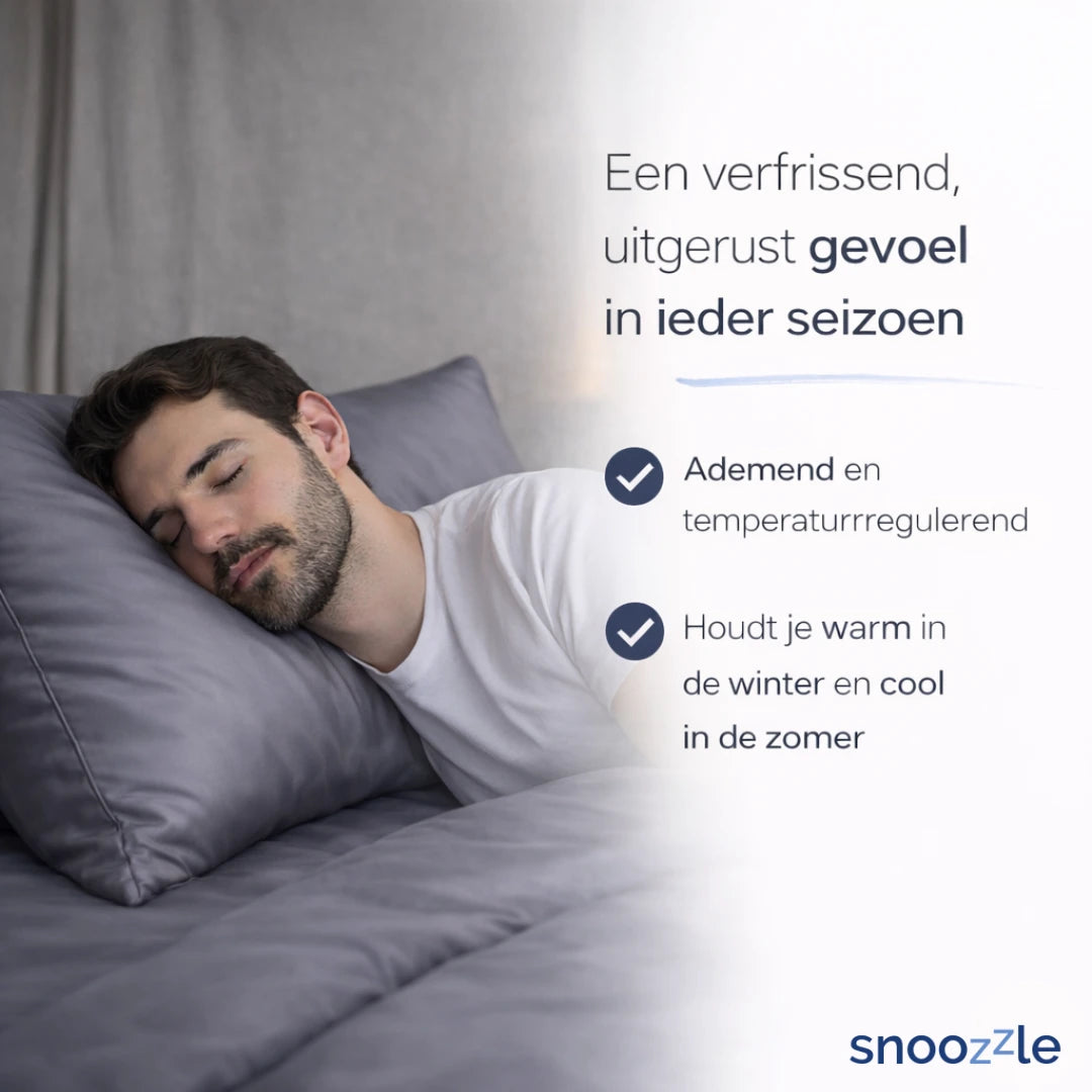 Man die slaapt op een zijden kussensloop