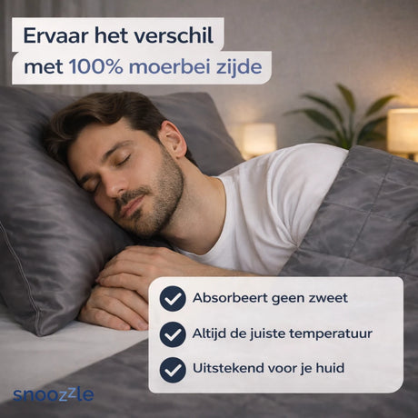 Man die slaapt op een zijden kussensloop