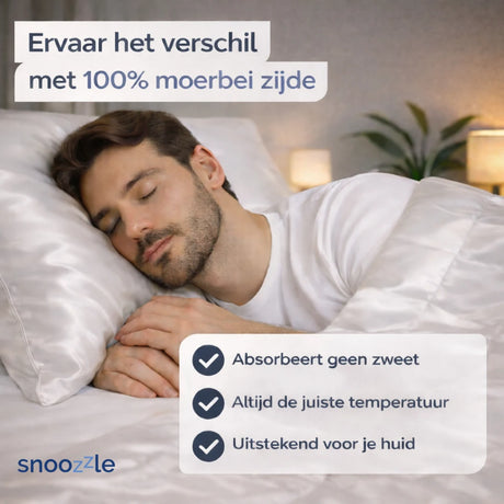 Man die ligt te slapen op wit zijden kussensloop