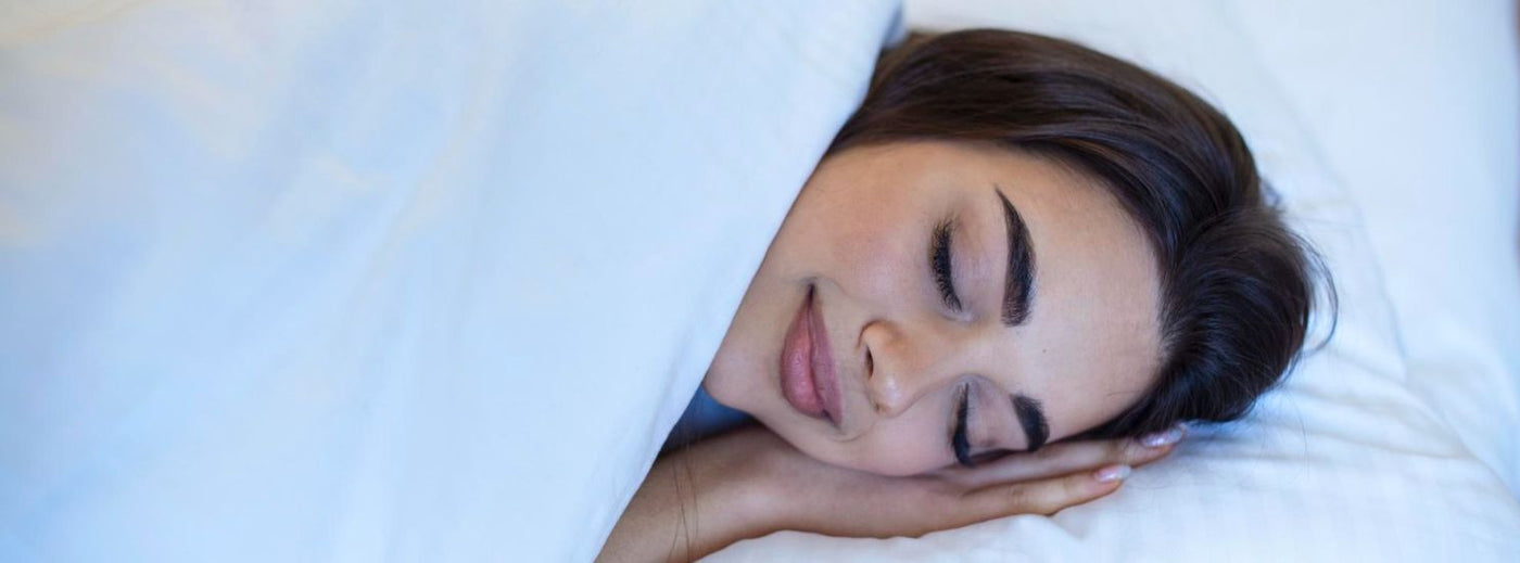 Vrouw die lekker slaapt in bed