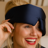 Lachende vrouw met blauwe zijden slaapmasker