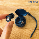 Oordopjes slapen in hand op schaalgrootte