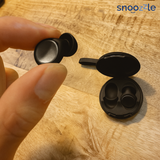 Oordopjes slapen pro in hand op schaalgrootte