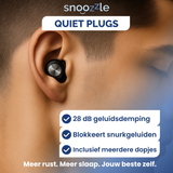 Oordopjes slapen zwart in oor van man