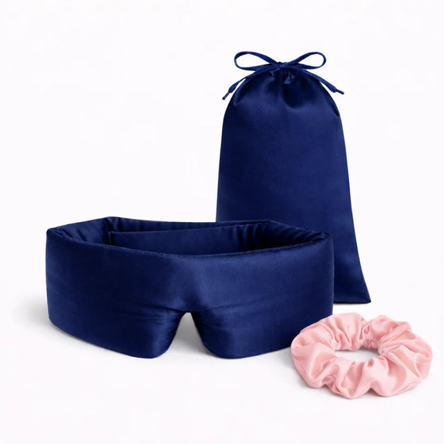 Vooraanzicht van zijden bundel roze scrunchie en blauwe slaapmasker, inclusief bijpassend zakje