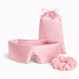 Vooraanzicht van zijden bundel roze scrunchie en roze slaapmasker, inclusief bijpassend zakje
