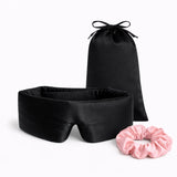 Vooraanzicht van zijden bundel roze scrunchie en zwarte slaapmasker, inclusief bijpassend zakje