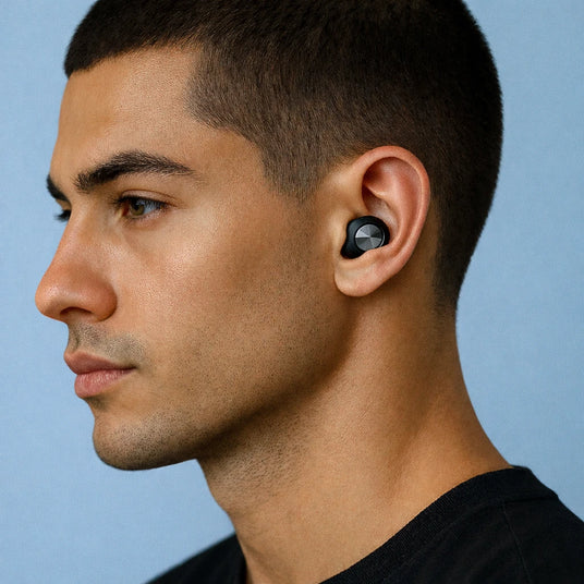 Sfeer foto oordoppen slapen zwart met blauwe achtergrond