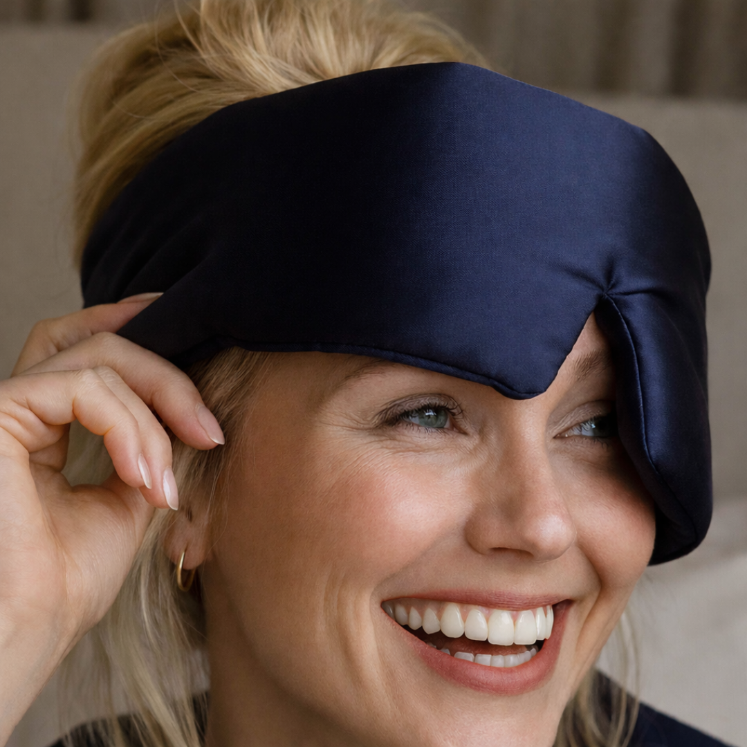 Zijden slaapmasker blauw op hoofd van vrouw