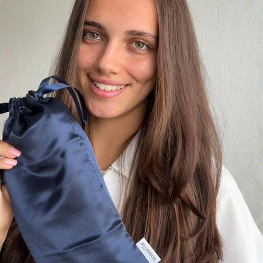 Klant met zijden slaapmasker van Snoozzle in haar handen