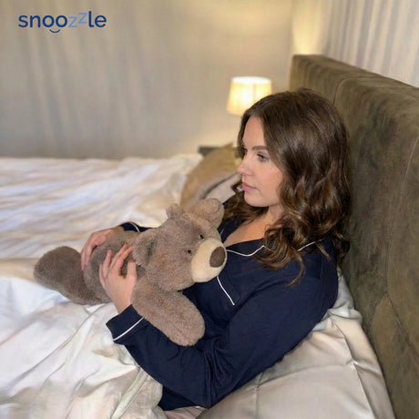 Vrouw met verzwaringsknuffel in bed