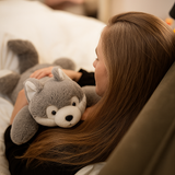 Vrouw knuffelt met verzwaringsknuffel