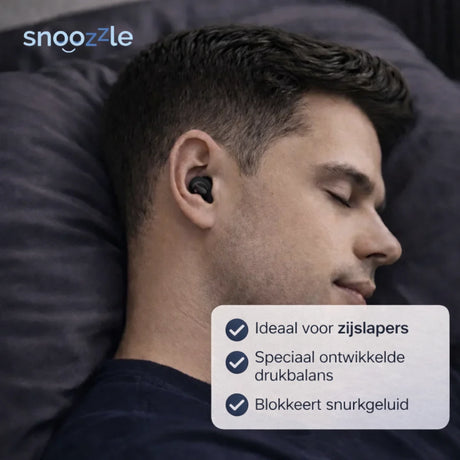 Oordopjes slapen zwart in oren van man