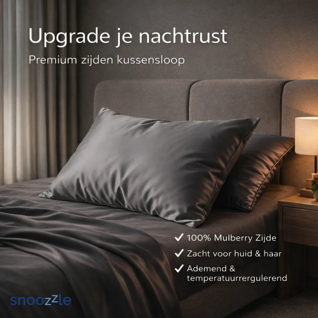 Grijs zijden kussensloop op bed