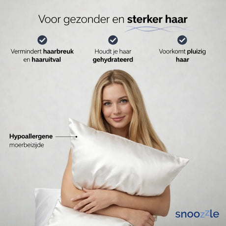 Vrouw met zijden kussensloop in haar armen voordeel zijden voor haar