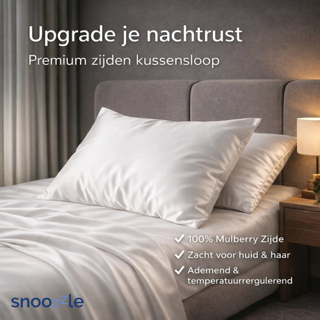 Wit zijden kussensloop op bed