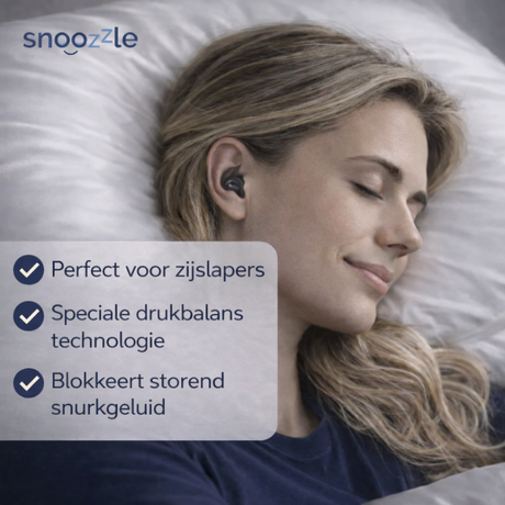 Oordopjes slapen blauw in bed in oren vrouw liggend op wit zijden kussensloop