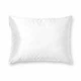 Wit zijden kussensloop op studioachtergrond