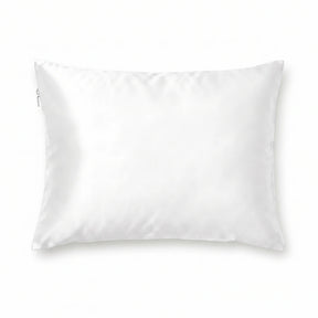 Wit zijden kussensloop op studioachtergrond