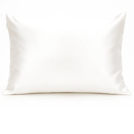 Wit zijden kussensloop op studioachtergrond